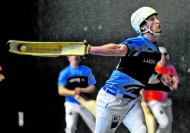 Laduche suelta la derecha en el frontón Jai Alai de Gernika.