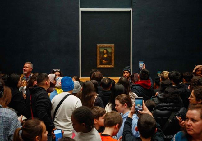 Una multitud contempla 'La Gioconda'.