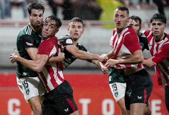 Diego Aznar pugna por un balón con Jon de Luis en el Bilbao Athletic-Sestao River.