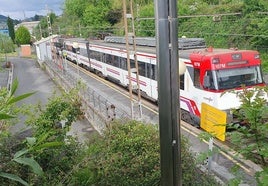 Un tren en la estación de Santa Cruz de Llodio.