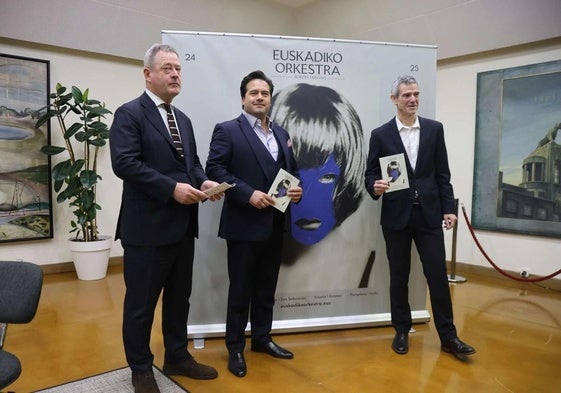 Robert Treviño y Oriol Roch, junto a Bingen Zupiria, en la presentación de la temporada de abono de Euskadiko Orkestra 24-25.