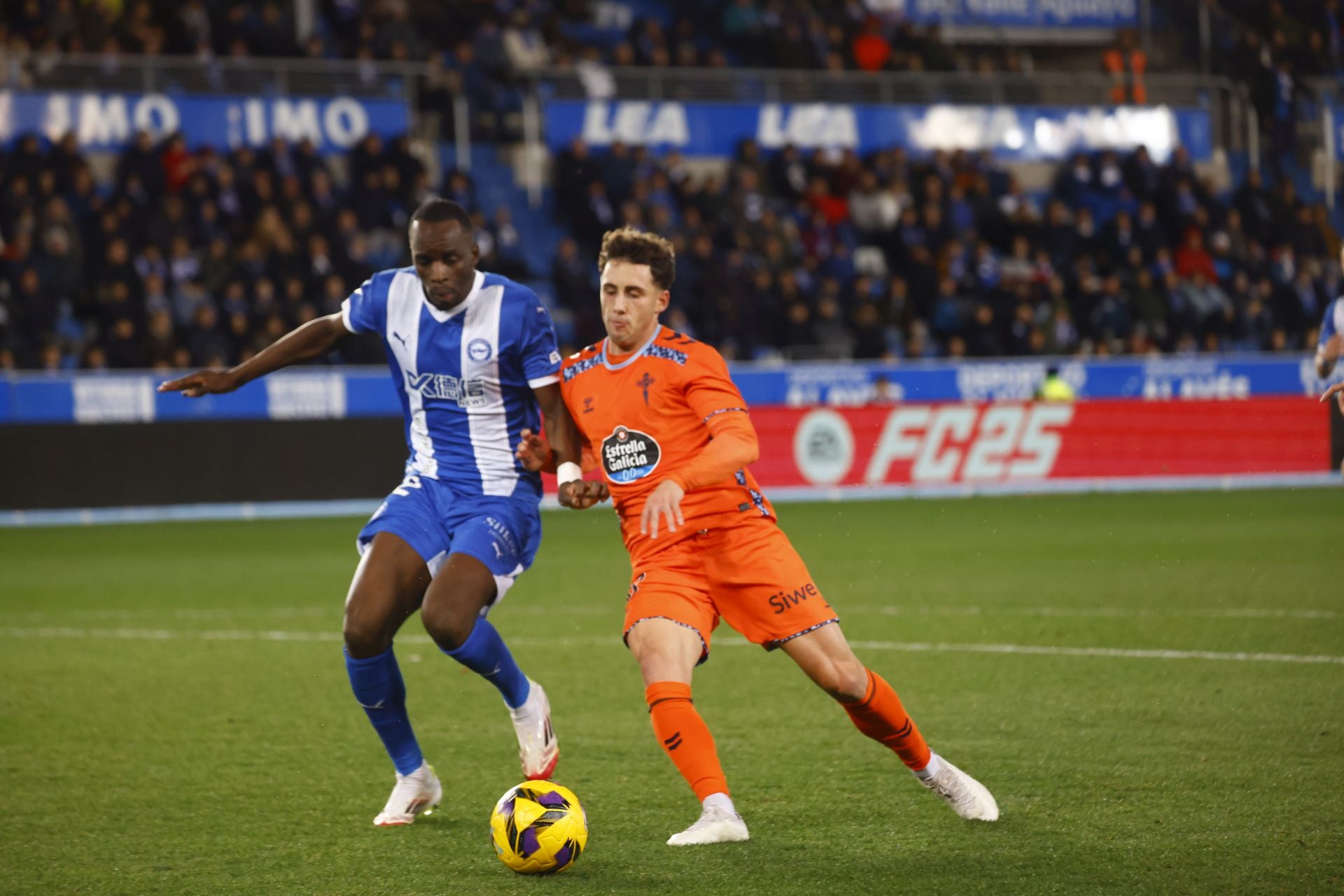 Moussa Diarra frena el avance de un atacante del Celta.