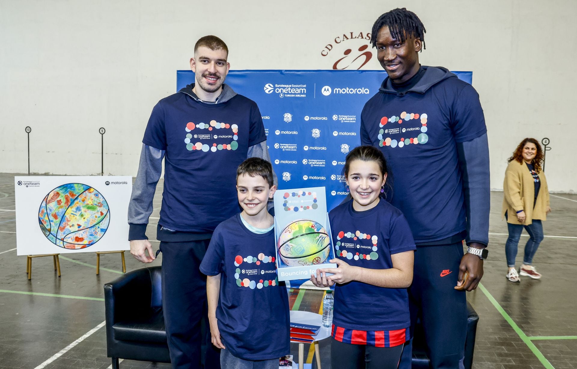 Rogkavopoulos y Diop, como dos niños de más de dos metros