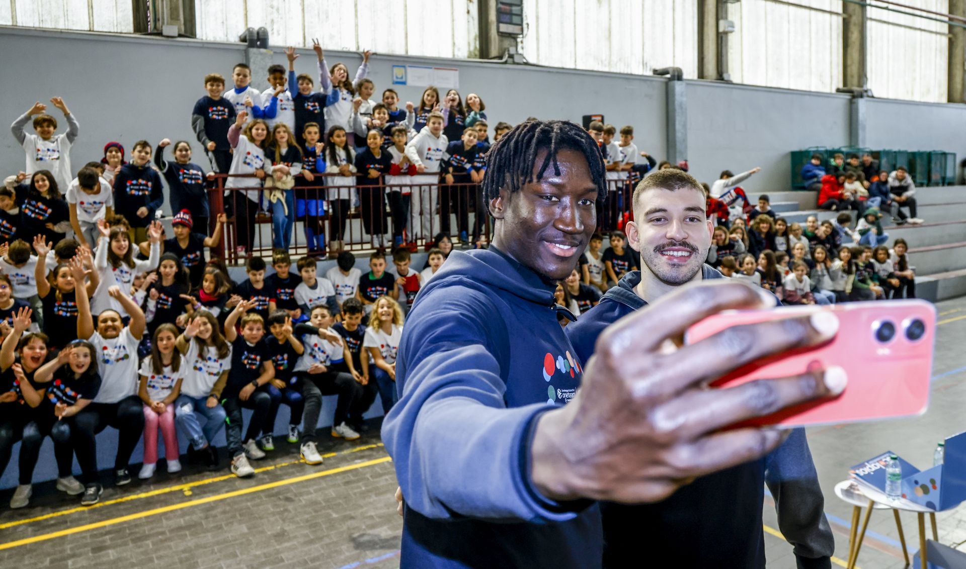 Rogkavopoulos y Diop, como dos niños de más de dos metros