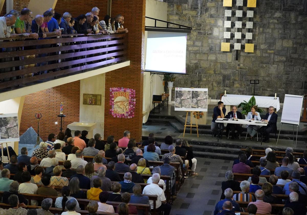 Reunión mantenida por responsables del Gobierno vasco y los vecinos de Usansolo para explicar las diferentes opciones barajadas.