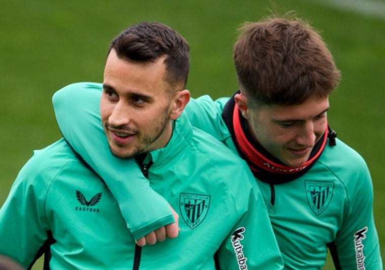 Berenguer es abrazado por Jauregizar en el entrenamiento de esta mañana.