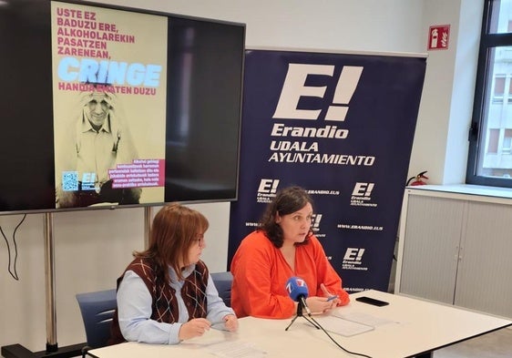 La alcaldesa de Erandio, Aitziber Oliban, y la concejala del área de Acción Social, Maite Pérez, presentan la campaña contra el consumo de alcohol.