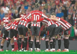 Los jugadores del Athletic hacen piña antes del comienzo del partido con el Leganés.