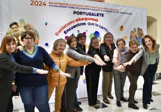 Foto de familia de la alcaldesa, Marijose Blanco, con las premiadas por sus acciones de voluntariado.