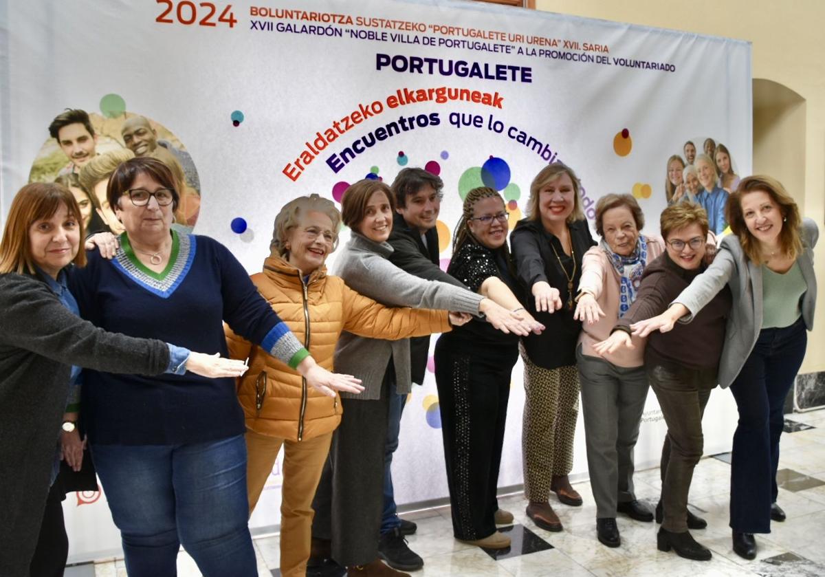 Foto de familia de la alcaldesa, Marijose Blanco, con las premiadas por sus acciones de voluntariado.