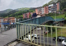 Dos vecinos cruzan el puente en el barrio de Aperribai, el principal barrio del distrito 2 de Galdakao