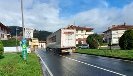 Un camión circula por la BI-633 a su paso por Berriatua donde se planean dos rotondas nuevas.