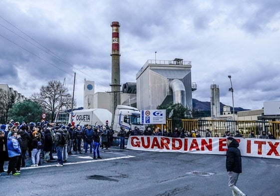 Trabajadores de Guardian Llodio protestan en los accesos a la fábrica.