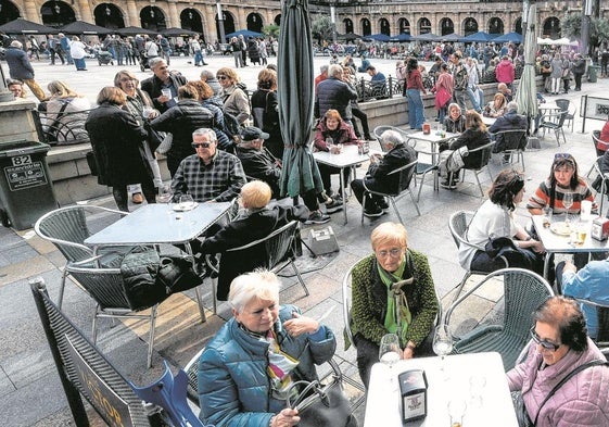 Veladores llenos de clientes en la Plaza Nueva de Bilbao.