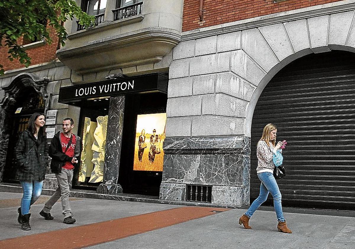 Louis Vuitton, principal estandarte del lujo mundial, solo aguantó cinco años en la capital vizcaína.