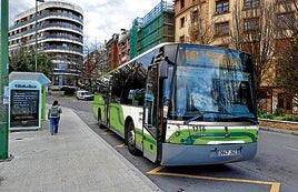 Un autobús se detiene en una de las paradas del centro de Algorta.