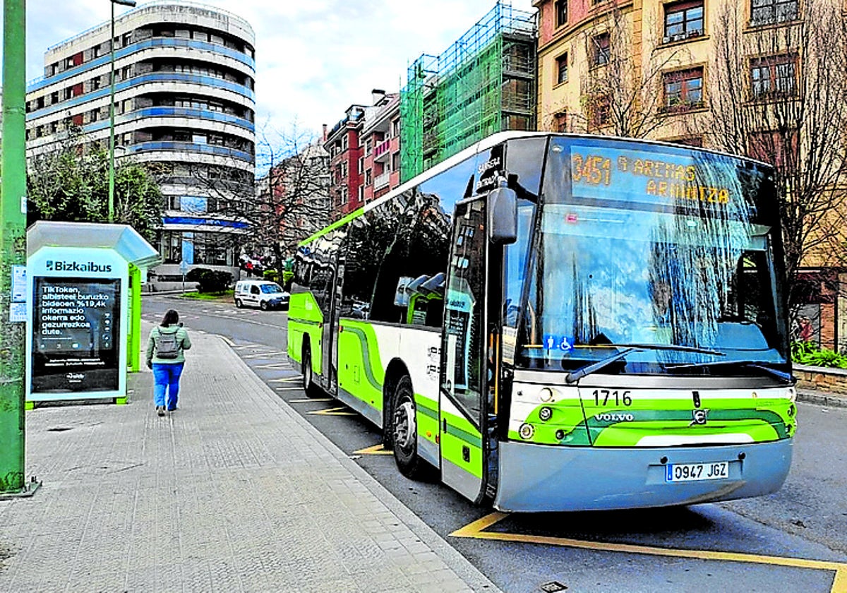 Un autobús se detiene en una de las paradas del centro de Algorta.