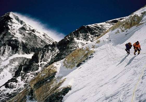 Bi alpinista Everestetik jaisten dira Hegoaldeko Lepoaren azpitik.