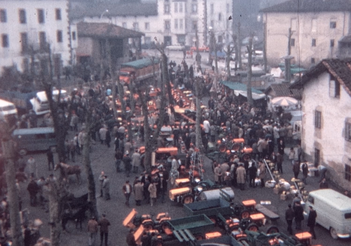 Imagen principal - Abadiño revive la Feria de San Blas de 1973 gracias a la recuperación de imágenes de Gerediaga Elkartea