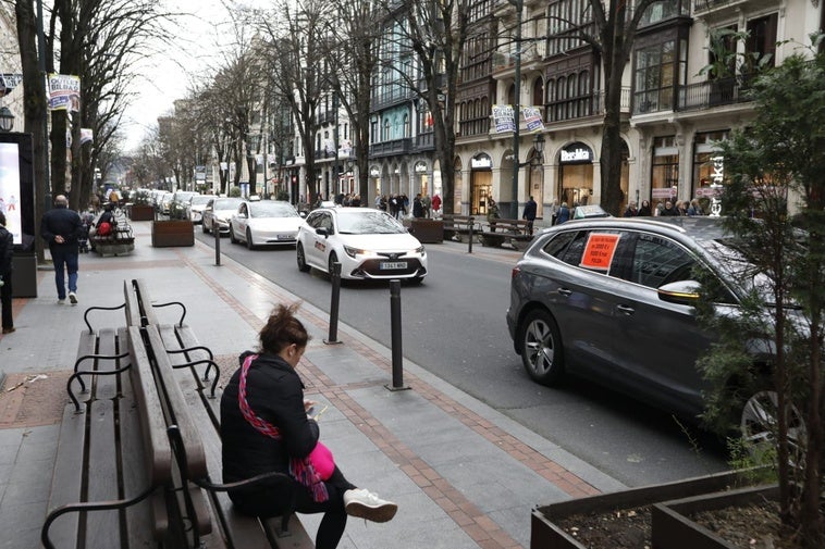 Taxistas en la Gran Vía en Bilbao este miércoles.