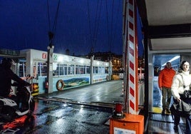 Desde el viernes solo los peatones y los motoristas han podido cruzar la ría en el transbordador.