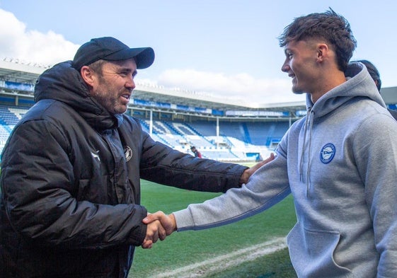 Pau Cabanes saluda al Chacho Coudet antes de su primer entrenamiento.