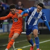 Guevara pugna por el balón en el partido contra el Celta.