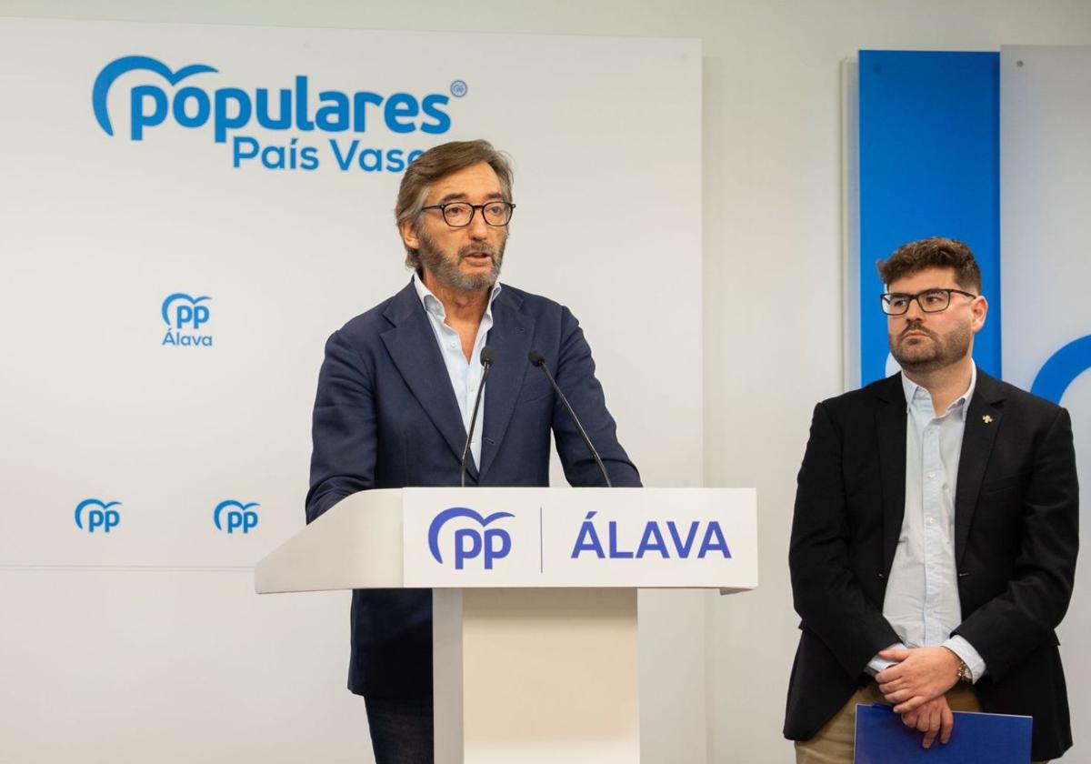 Iñaki Oyarzabal junto al parlamentario Álvaro Gotxi.