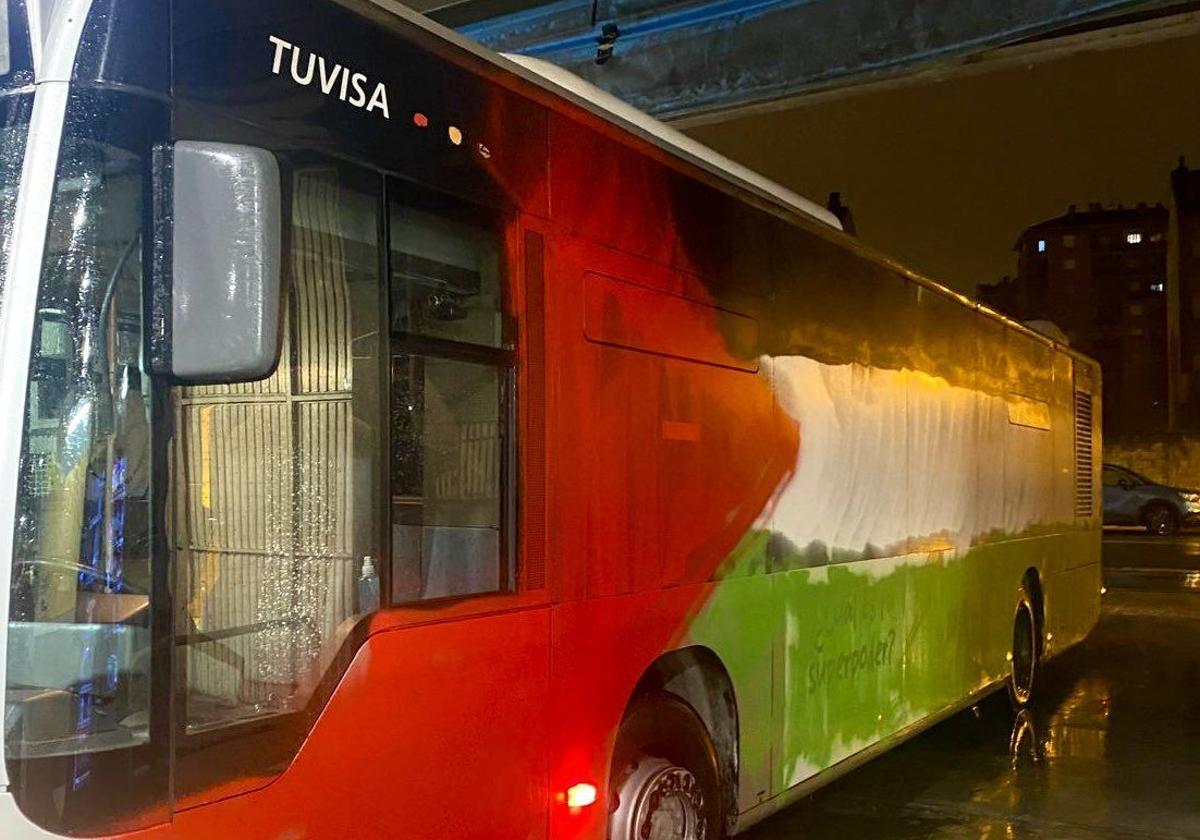 Unos encapuchados vandalizan un autobús urbano en Vitoria