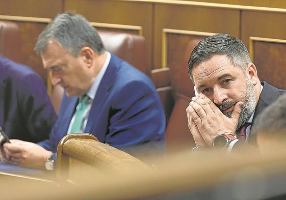 Aitor Esteban y Santiago Abascal se sientan en la misma fila del Congreso, separados por la escalera.