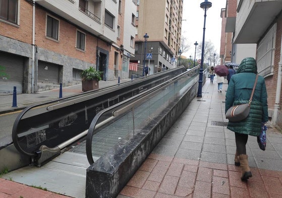 La calle Vallecilla, con 300 metros de longitud y una pendiente del 15% en algunos puntos, consta de cuatro rampas mecánicas inoperativas.