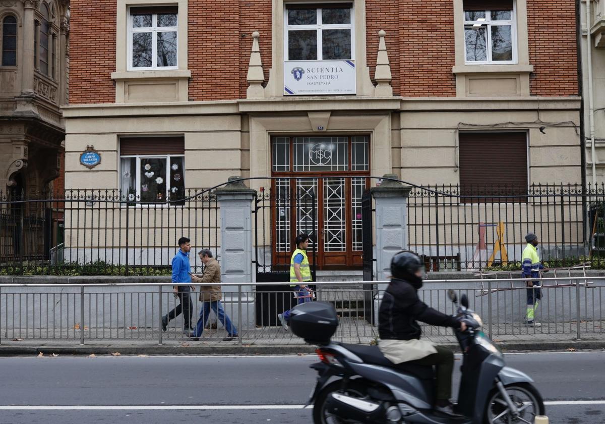 Imagen del edificio del antiguo colegio San Pedro Apóstol, ahora Scientia, en el campo Volantín.