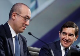 Imagen de archivo de Onur Genç, a la izquierda, consejero delegado de BBVA, junto a Carlos Torres, presidente del banco.