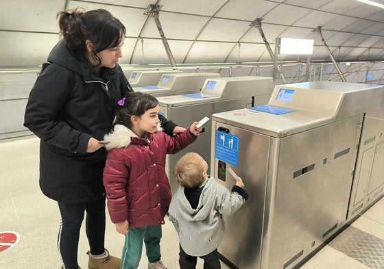 Maitane y Hodei con su ama Sabiñe, hacen su primer viaje gratuito en Euskotren.