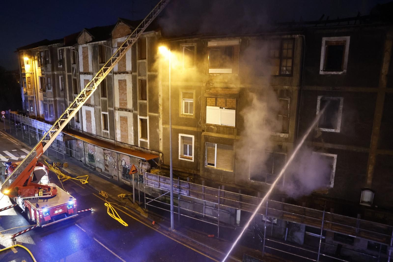 Las imágenes del incendio en un bloque de viviendas en Basauri