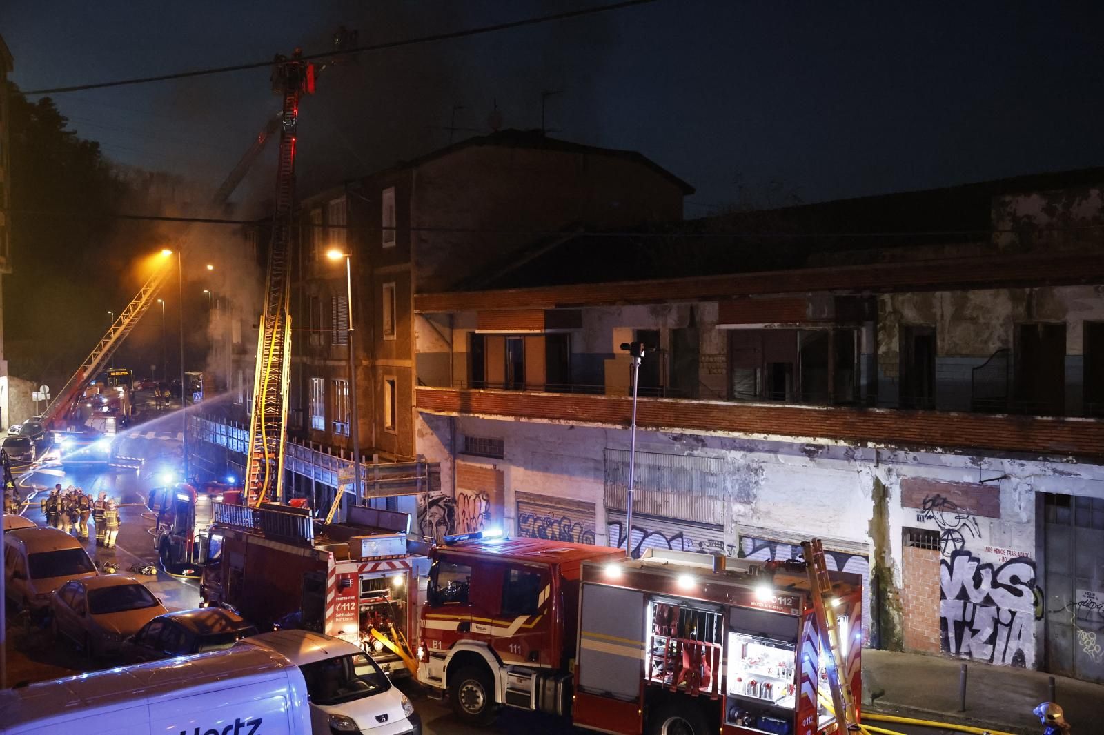 Las imágenes del incendio en un bloque de viviendas en Basauri