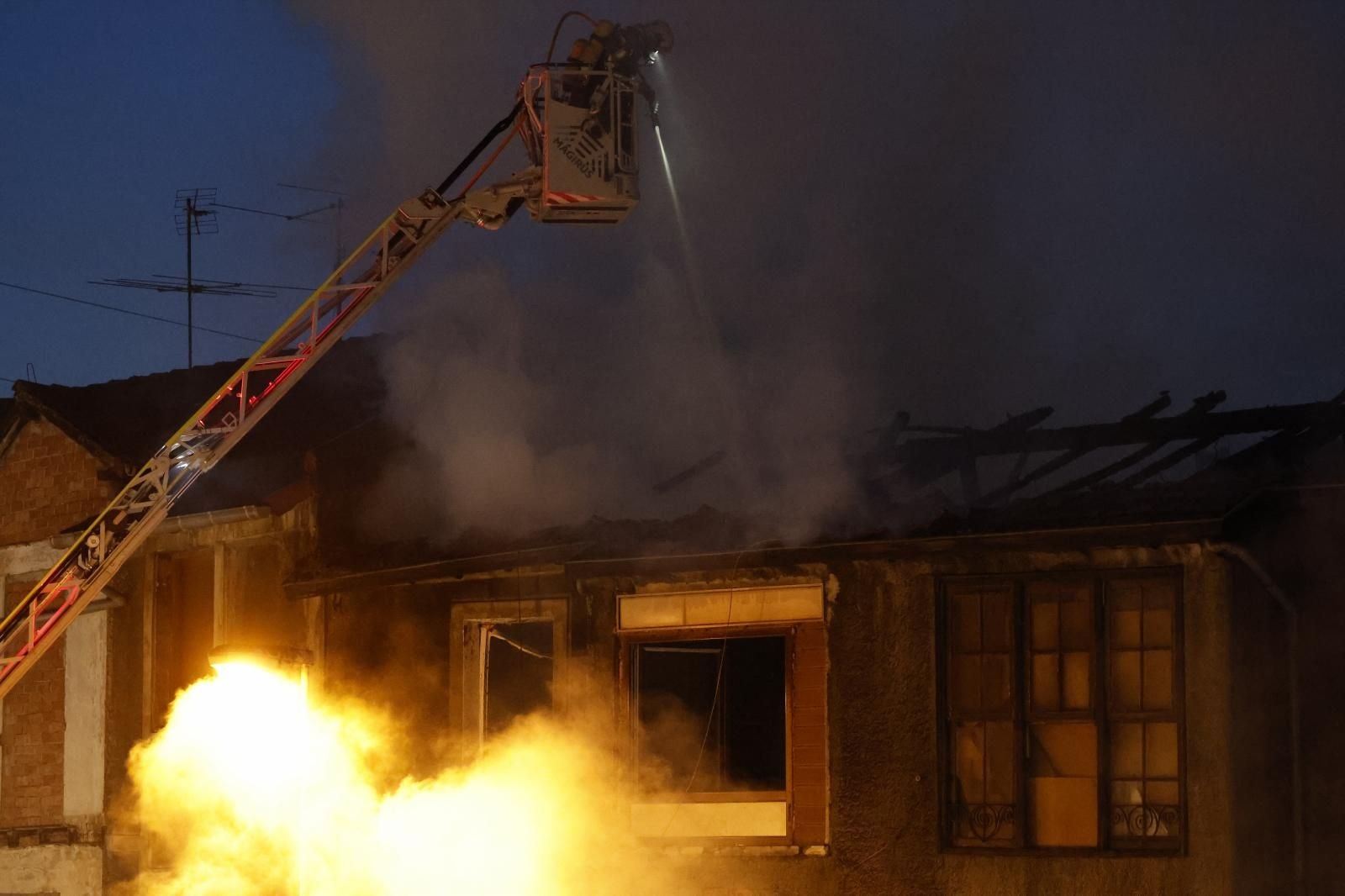 Las imágenes del incendio en un bloque de viviendas en Basauri