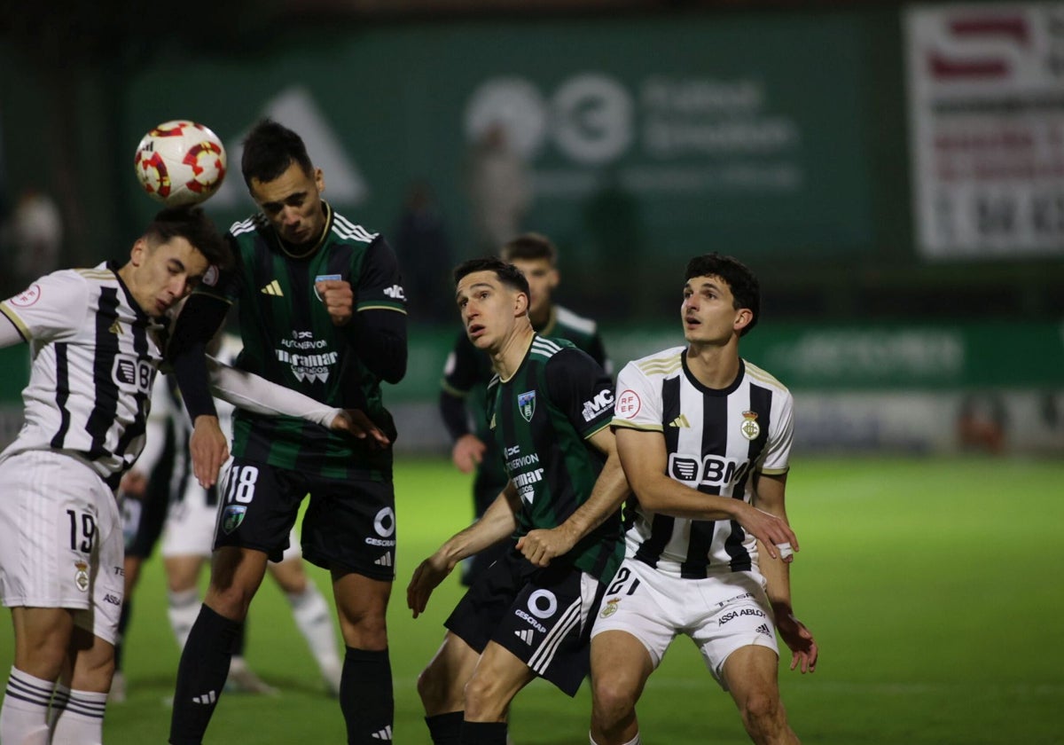 Asier Córdoba remata de cabeza un balón frente al Real Unión en Las Llanas.