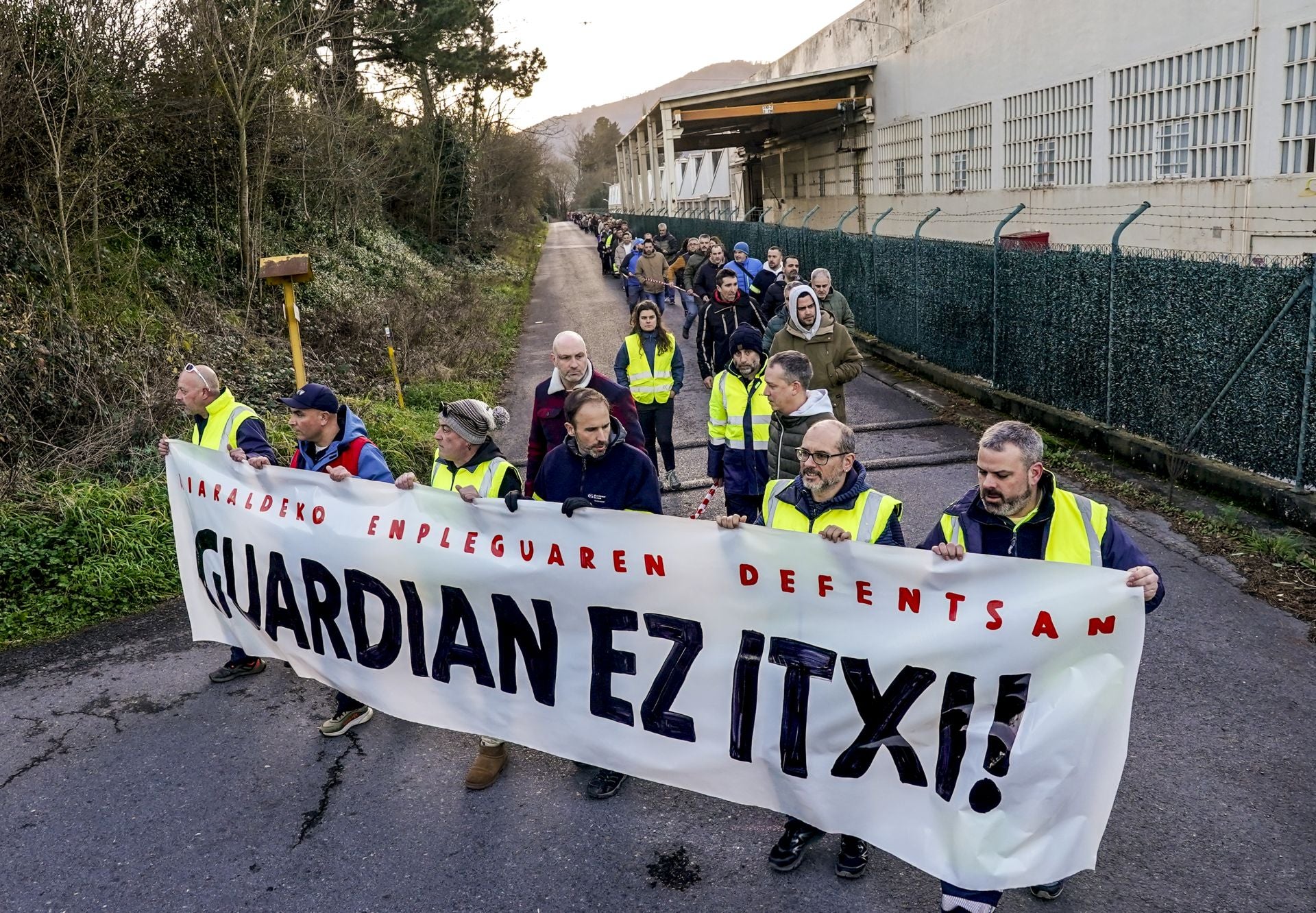 La manifestación contra el cierre de Guardian Llodio, en imágenes