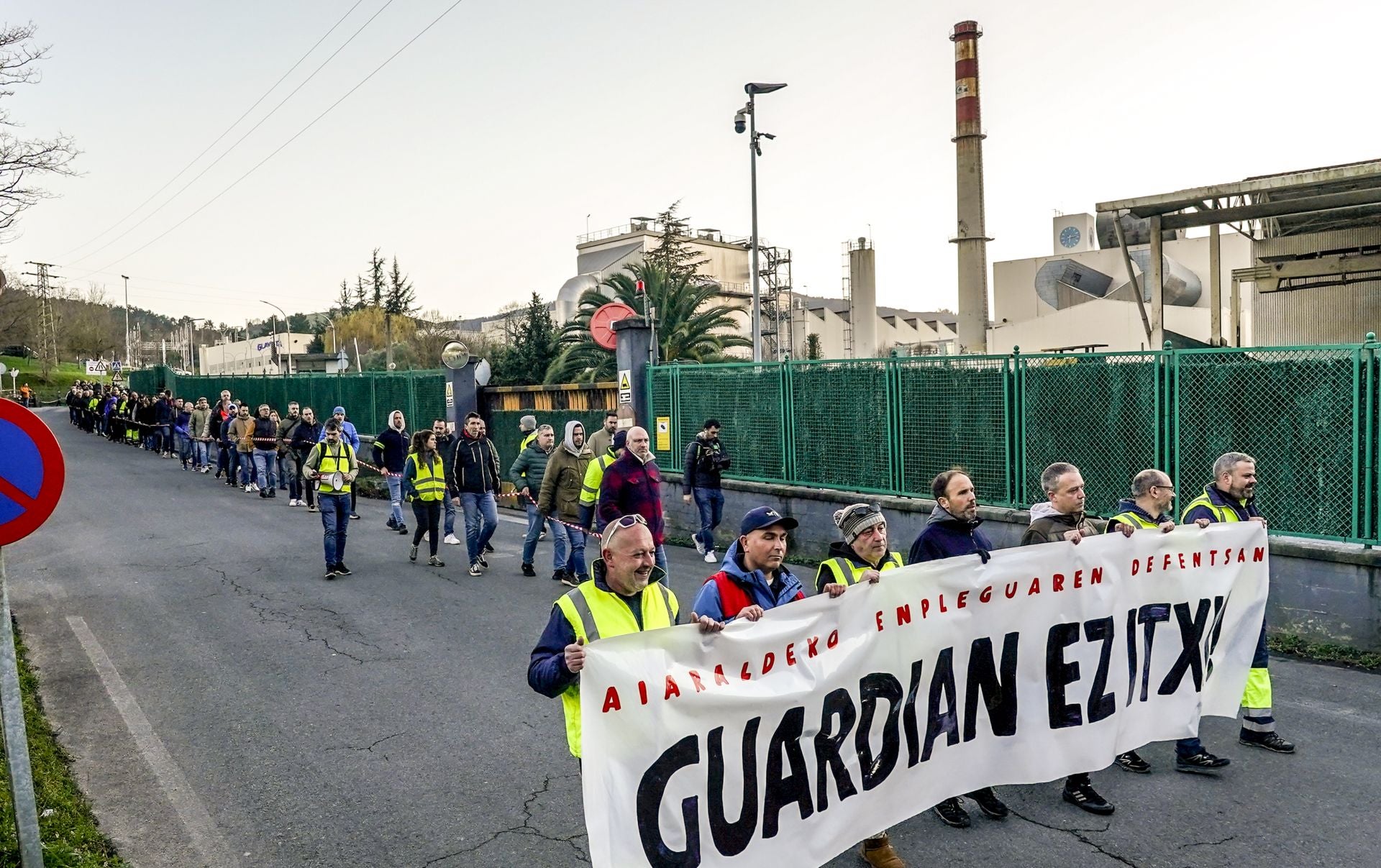 La manifestación contra el cierre de Guardian Llodio, en imágenes