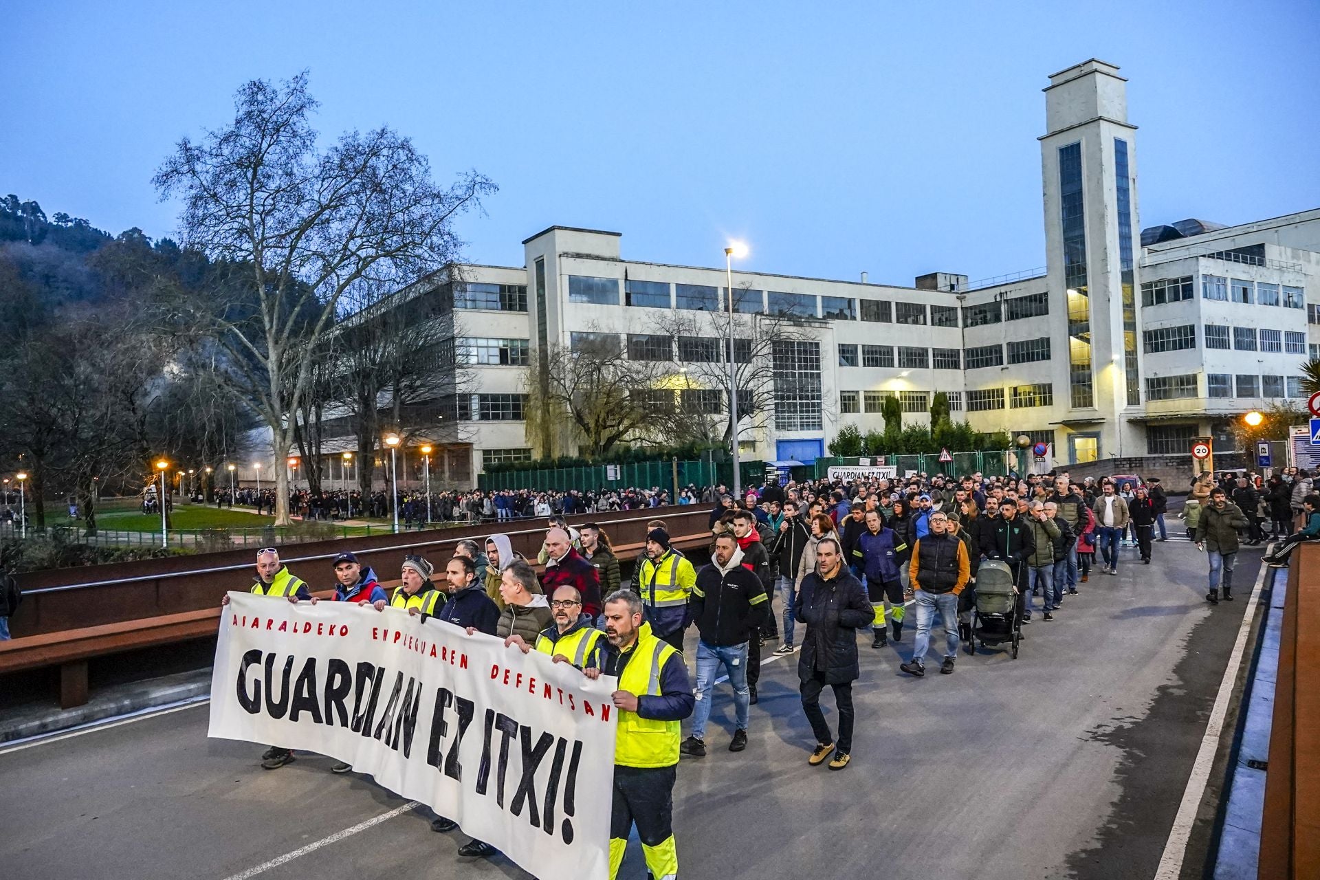 La manifestación contra el cierre de Guardian Llodio, en imágenes