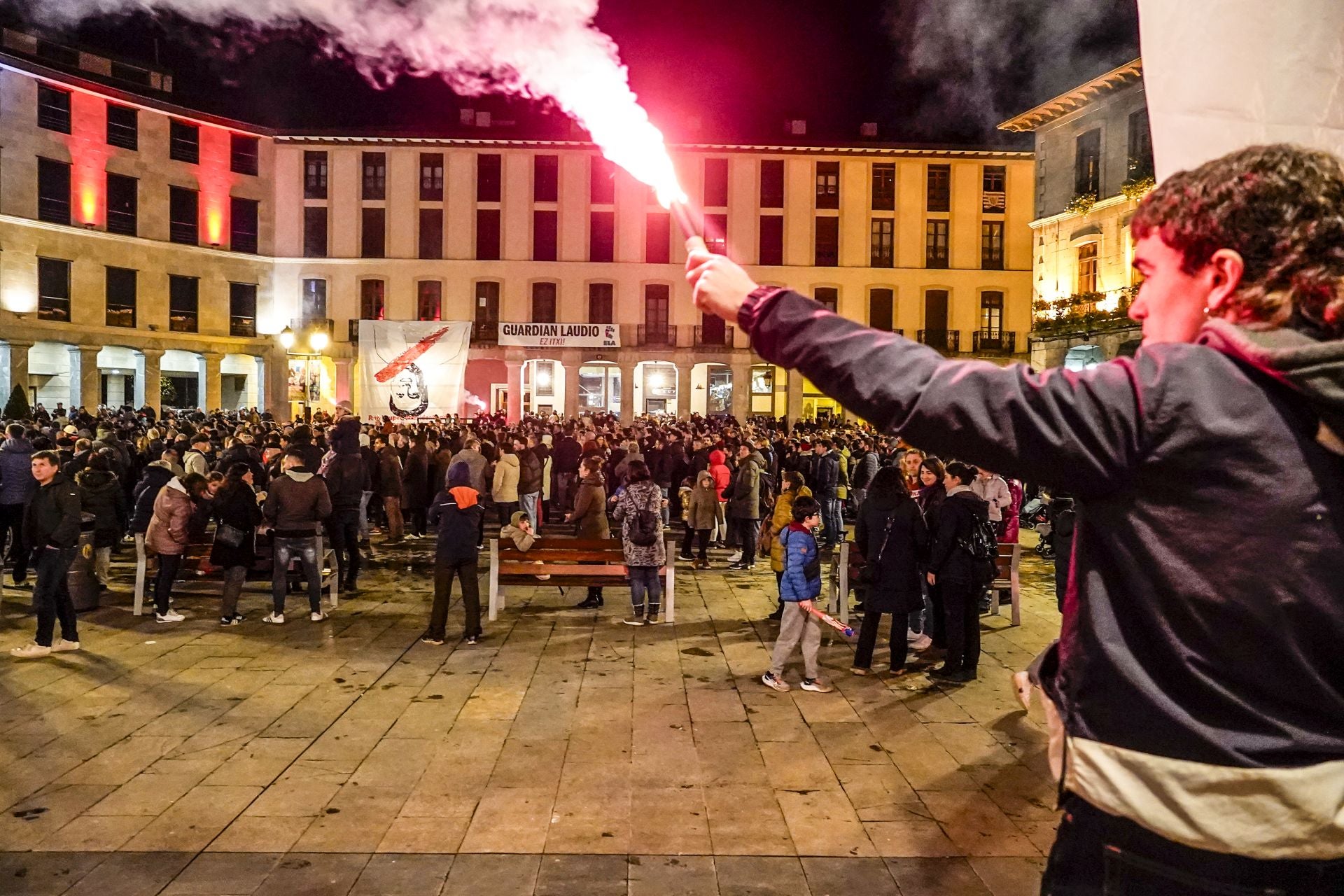 La manifestación contra el cierre de Guardian Llodio, en imágenes