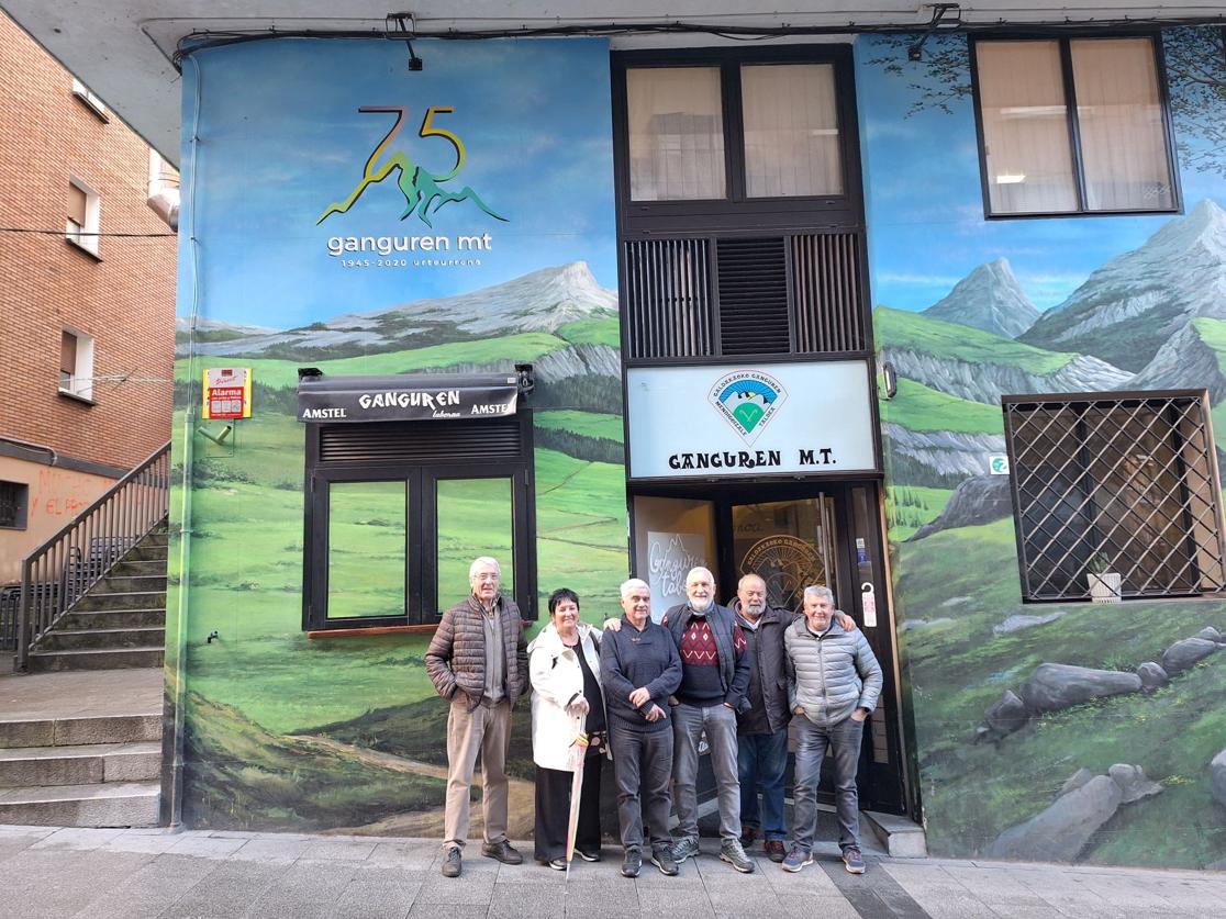 De izquierda a derecha los expresidentes Jose Luis Espilla, Miren Hernando, Eduardo Olea (presidente actual), Pedro Mª Aizarna, Manu Uriarte y Jose Collado posan en la sede del club en Galdakao