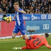 Carlos Vicente supera la entrada de Ristic en el choque ante el Celta.