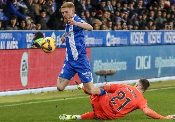 Carlos Vicente supera la entrada de Ristic en el choque ante el Celta.