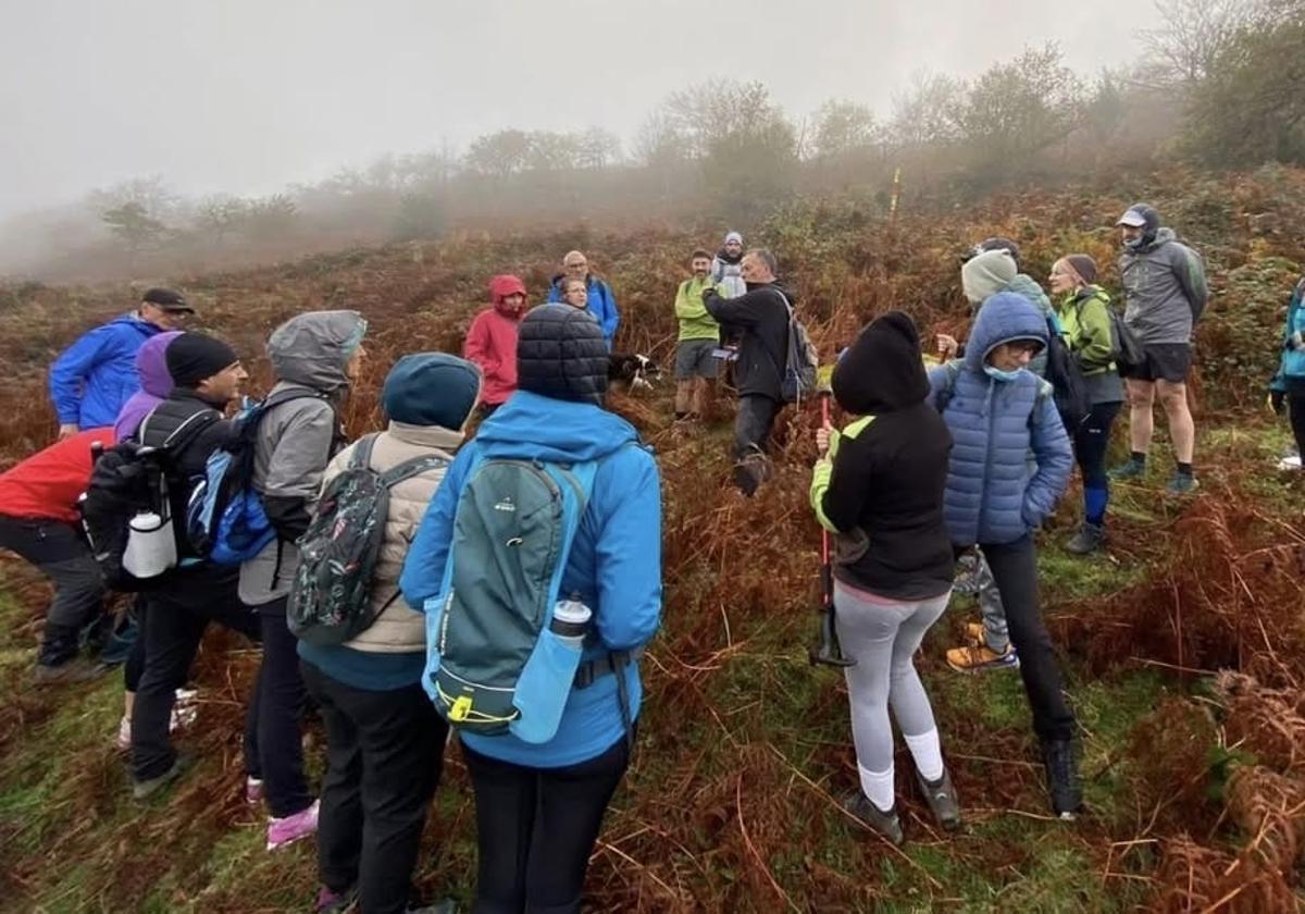 Salida de un grupo de senderistas en el monte Oíz