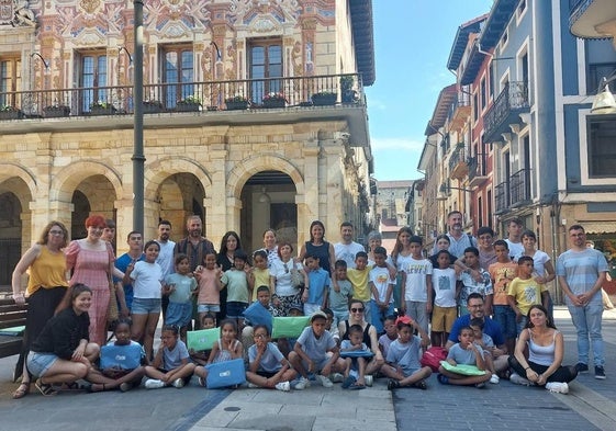 Los niños saharuis pasan el verano con sus familias de acogida en los pueblos de la comarca.