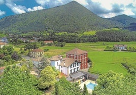 Panorámica de Gautegiz-Arteaga, con el hotel en primer término.