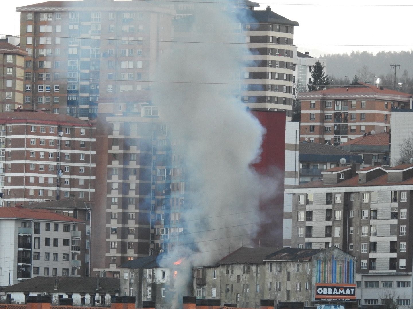 Las imágenes del incendio en un bloque de viviendas en Basauri