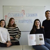 Paula, Azahara y Mara con su profesor Hegoi Urcelay en un aula de Egibide.